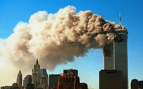 Muita fumaça sai das torres do World Trade Center em imagem clássica dos atentados de 11 de Setembro