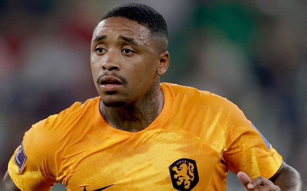 Bergwijn, da Holanda, veste uniforme laranja com detalhes pretos durante partida da seleção