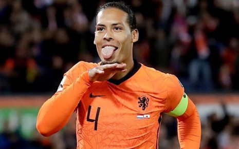 Virgil van Dijk, da Holanda, comemora gol e veste uniforme laranja com detalhes pretos
