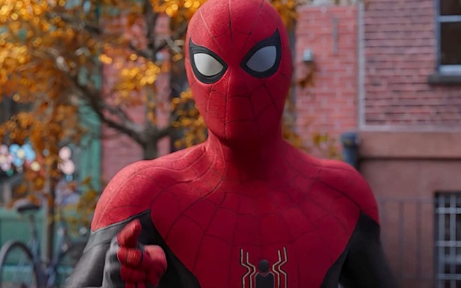 Homem-Aranha em cena de Longe de Casa, aponta para alguém durante uma cena do longa