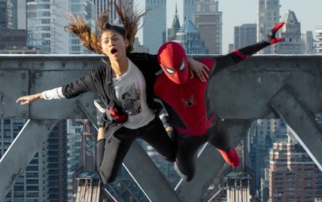 Zendaya e Tom Holland pulam de ponte abraçados em cena do filme  Homem-Aranha: Sem Volta para Casa