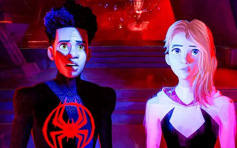Miles Morales e Gwen olhando para um portal em cena de Homem-Aranha: Através do Aranhaverso