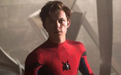 Tom Holland como o Homem-Aranha em cena de Homem-Aranha: Longe de Casa