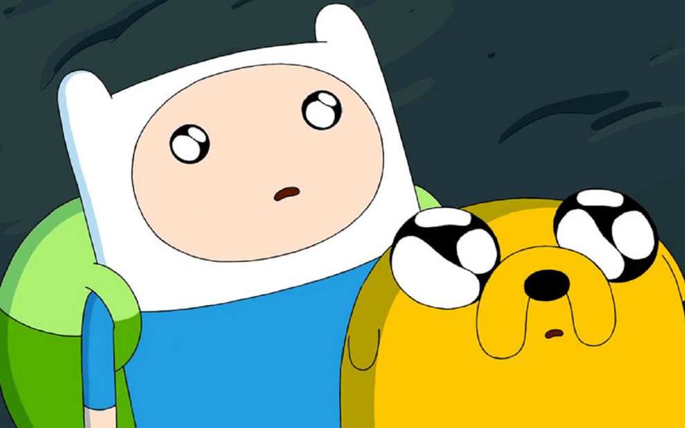 Finn e Jake, protagonistas de Hora de Aventura, emocionados com uma cena que acontece no desenho