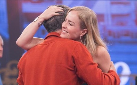 Angélica abraça o marido, Luciano Huck, em foto publicada no Instagram