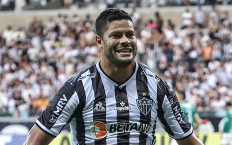 Jogador Hulk, do Atlético Mineiro, comemora gol em partida e veste uniforme listrado em branco e preto