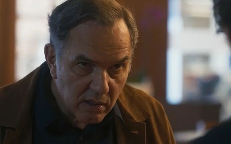 Em cena de Travessia, Humberto Martins está com a expressão de raiva, olhando para alguém de costas