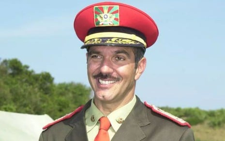 Humberto Martins dá sorrisinho e usa roupas de militar na novela Kubanacan (2003)