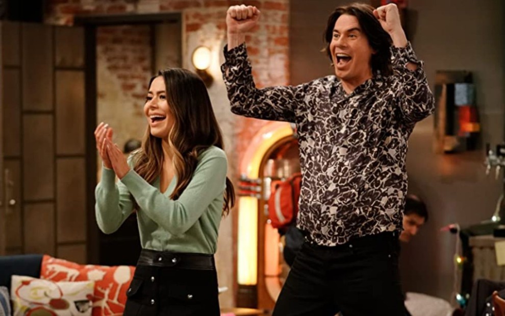 Miranda Cosgrove e Jerry Trainor comemoram em cena do revival de iCarly