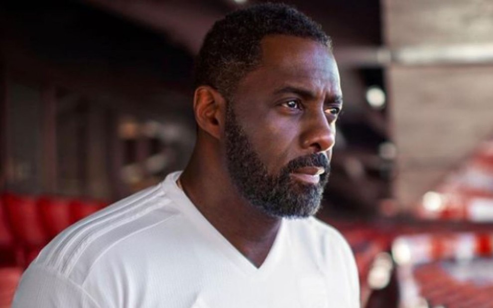 Idris Elba em foto publicada nas redes sociais