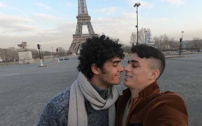 Ator Igor Fernandez e psicólogo Gabriel Soares aproximam o rosto com Torre Eiffel ao funo