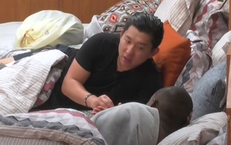 Deitados nas camas do Ilha Record, Pyong Lee e Negão da BL conversam sobre jogo no reality show
