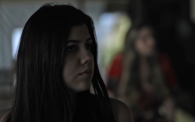 Imagem de Luiza Parente e Vivi Wanderley como Olivia e Caetana, respectivamente, em cena do filme Ilhados
