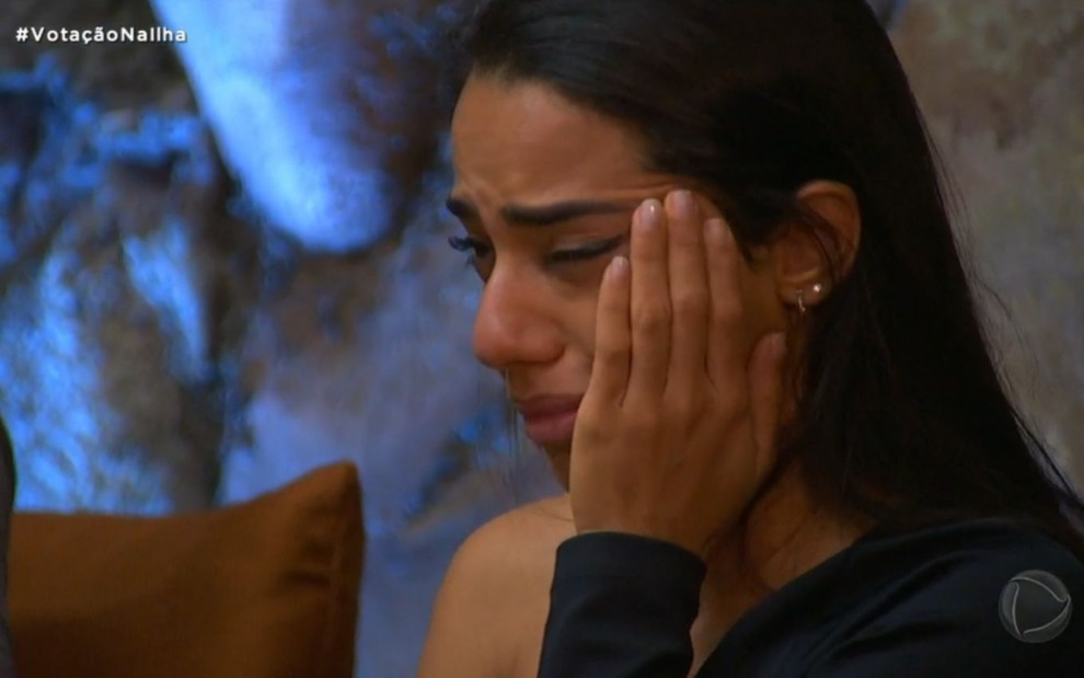 Mirella Santos chora com a mão no rosto dentro da Caverna do Exílio do Ilha Record