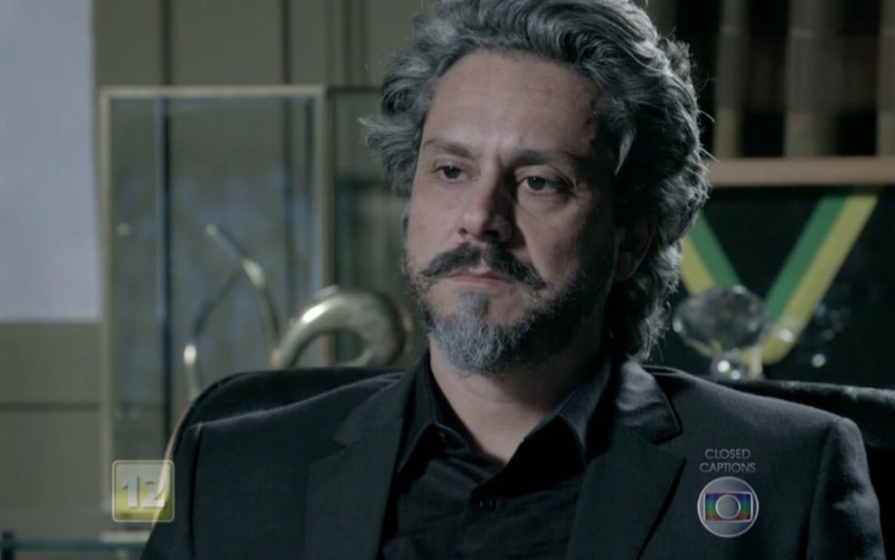 O ator Alexandre Nero com expressão séria em cena da novela Império, da Globo