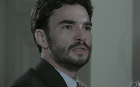 O ator Caio Blar com expressão de sofrimento em cena da novela Império