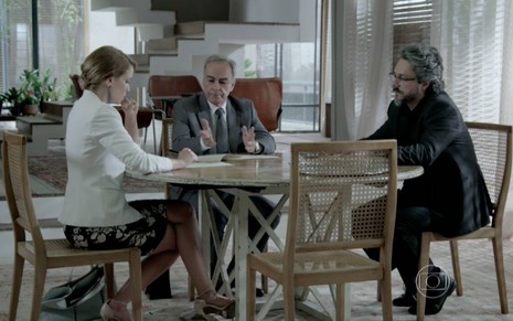 Cena de Império em que Leandra Leal e Alexandre Nero debatem sobre contrato, com intermédio de advogado