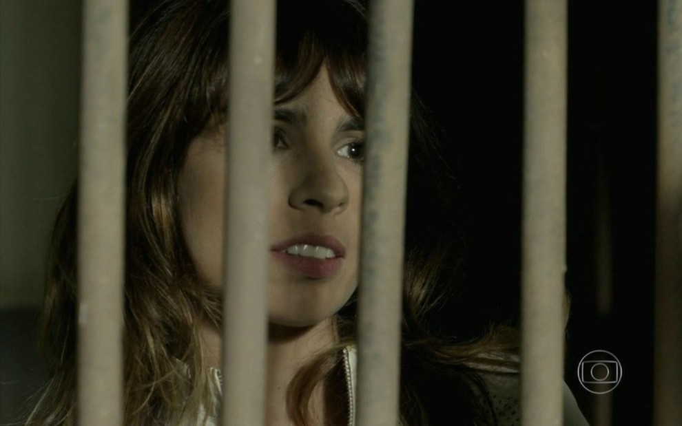 A atriz Maria Ribeiro atrás de grades em cena como Danielle em Império
