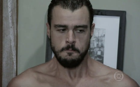 O ator Joaquim Lopes com expressão de medo em cena da novela Império