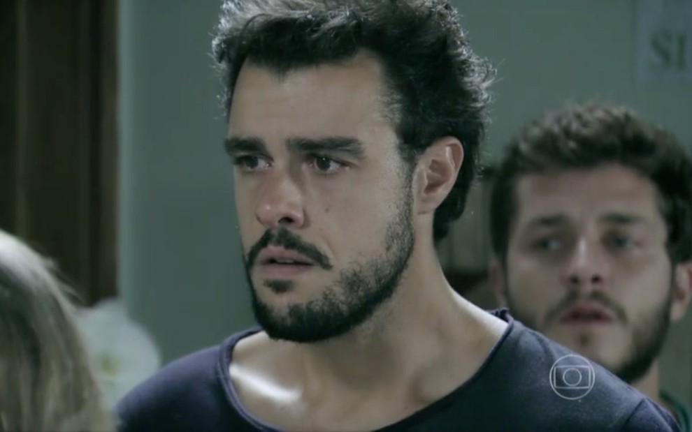 O ator Joaquim Lopes com expressão preocupada em cena da novela Império