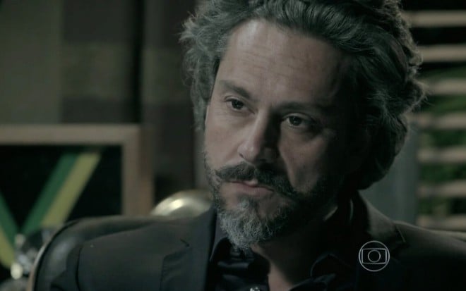 O ator Alexandre Nero com expressão séria em cena da novela Império