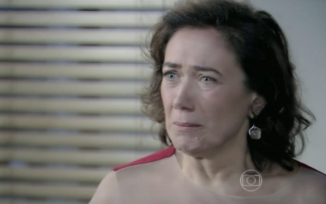 A atriz Lilia Cabral com expressão de choro em cena de Império