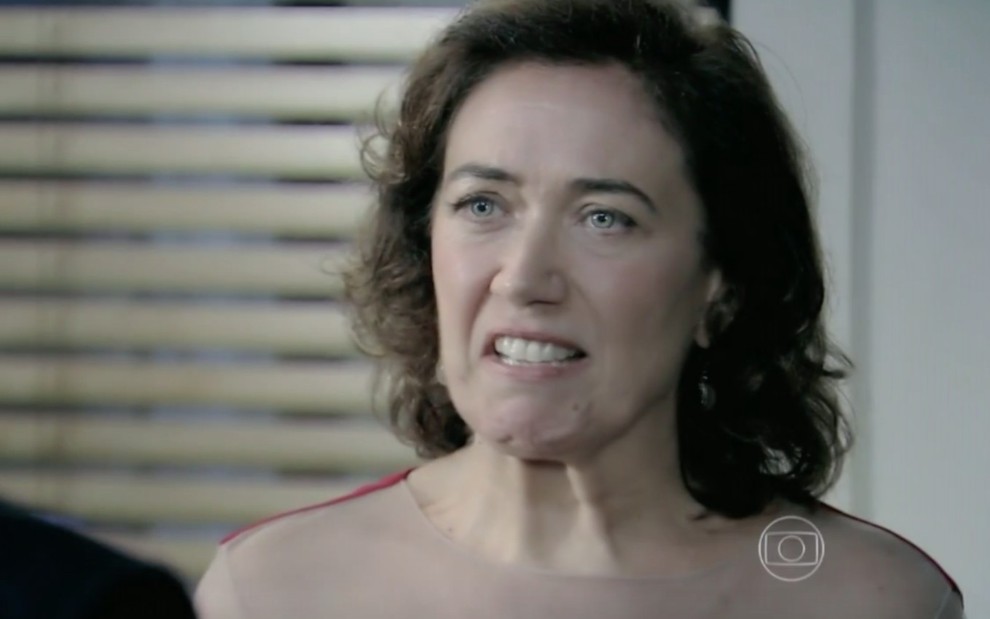 A atriz Lilia Cabral com dentes cerrados e expressão de raiva em cena de Império