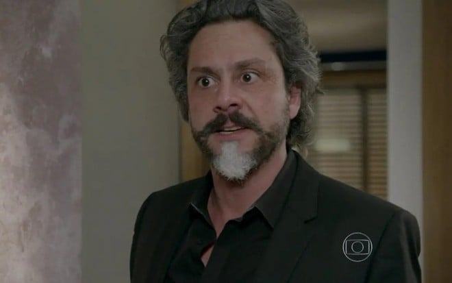 O ator Alexandre Nero com expressão assustada em cena da novela Império