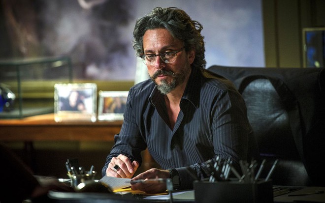 O ator Alexandre Nero com expressão séria em cena da novela Império