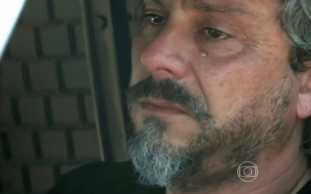 José Alfredo (Alexandre Nero) chora dentro de carro após conhecer netos em cena da novela Império