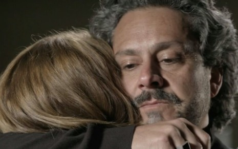 José Alfredo (Alexandre Nero) abraça Cristina (Leandra Leal) em cena de Império