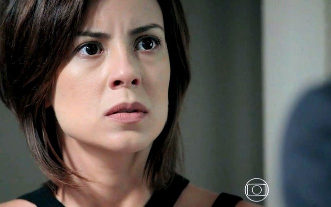 Maria Clara (Andréia Horta) está assustada ao conversar com Maurílio (Carmo Dalla Vecchia), que está de costas, em cena de Império