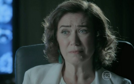 A atriz Lilia Cabral com expressão de confusão e surpresa em cena como Maria Marta em Império