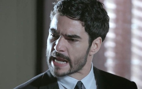 José Pedro (Caio Blat) gritando em cena de Império; ele está com uma expressão de irritação na novela da Globo
