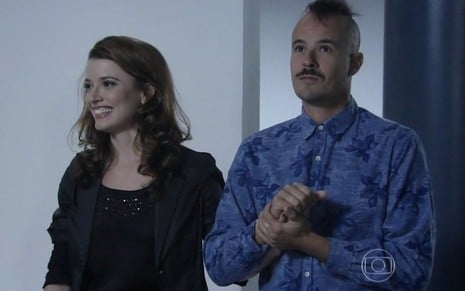Salvador (Paulo Vilhena) está de braço dado com Helena (Julia Fajardo) em cena de Império