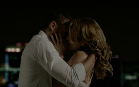 Os atores Rafael Cardoso e Leandra Leal em cena de beijo na novela Império
