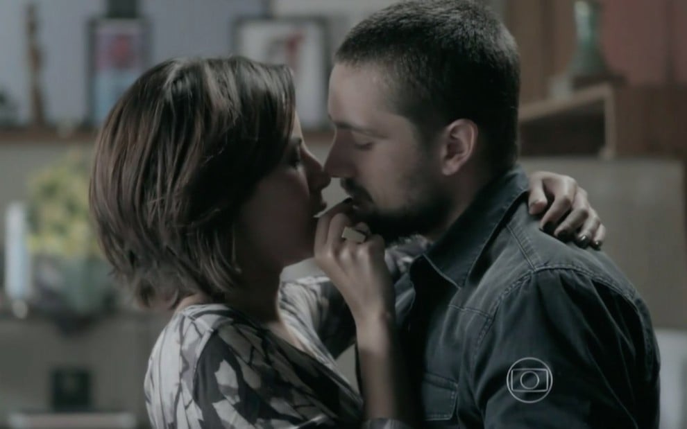 Os atores Andréia Horta e Rafael Cardoso frente a frente, quase se beijando, em cena de romance em Império