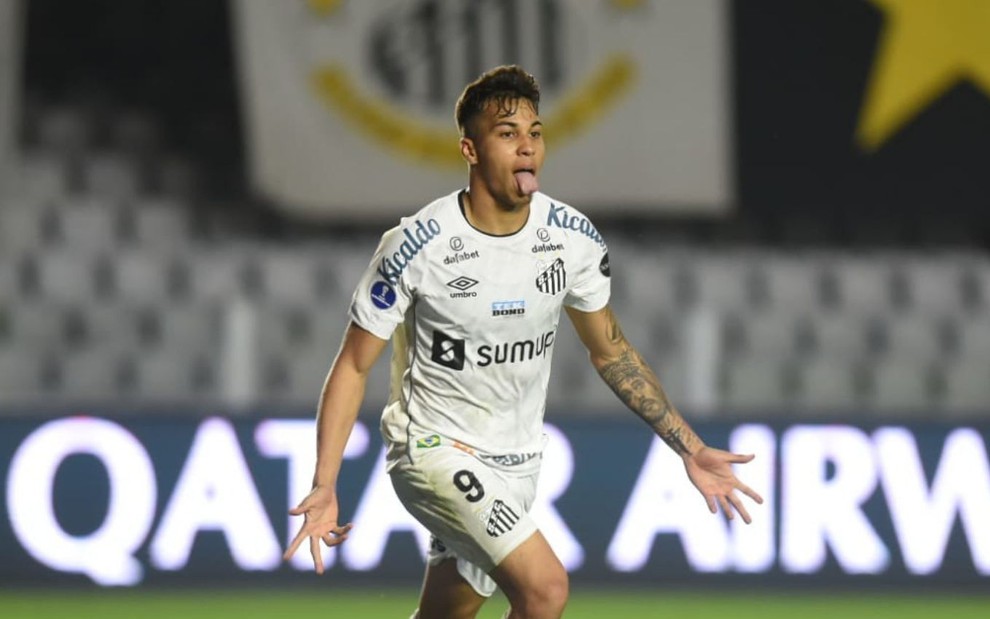 Kaio Jorge corre para comemorar gol marcado pelo Santos; ele está com o uniforme branco tradicional do clube