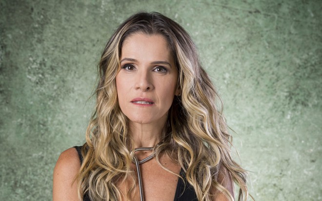 Ingrid Guimarães faz uma cara sedutora em uma foto de divulgação da novela Bom Sucesso, produzida em 2019 pela Globo