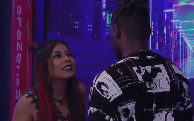 Foto de Ingrid conversando com Pelé