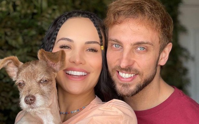Foto da participante de A Fazenda 13 Aline Mineiro abraçada com um cachorro e com o namorado, Leo Lins, em foto publicada no Instagram