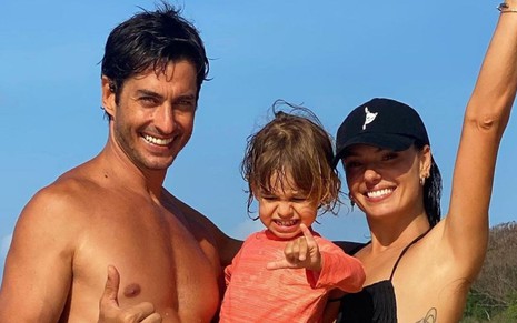 Foto do empresário André Resende (à esq.) com o filho, Rael Valverde Resende, e a atriz Isis Valverde na praia