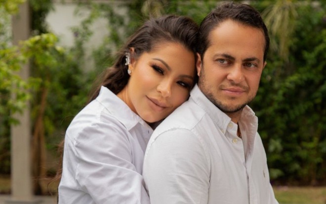 O casal Andressa Ferreira Miranda e Thammy Miranda abraçados e olhando sério em foto publicada no Instagram