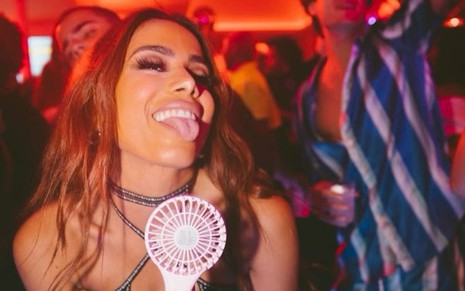 Anitta em foto publicada no Instagram: cantora está com língua para fora e está de olhos fechados