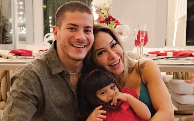 Arthur Aguiar, Maíra Cardi e Sofia em foto publicada no Instagram: ator venceu prêmio com ajuda