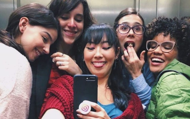 Manoela Aliperti, Ana Hikari, Gabriela Medvedovski, Daphne Bozaski e Heslaine Vieira posam para foto nos bastidores de As Five