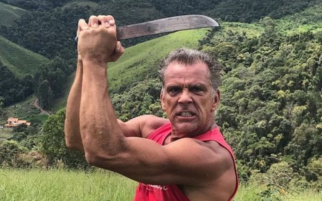 O capoeirista e ator Beto Simas em foto publicada no Instagram em que aparece segurando um facão
