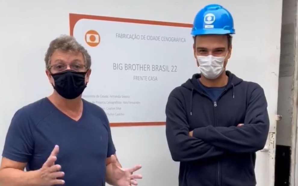 O diretor J.B. Oliveira, o Boninho, com Tadeu Schmidt em vídeo publicado no Instagram, em que eles aparecem na frente de um aviso de obra