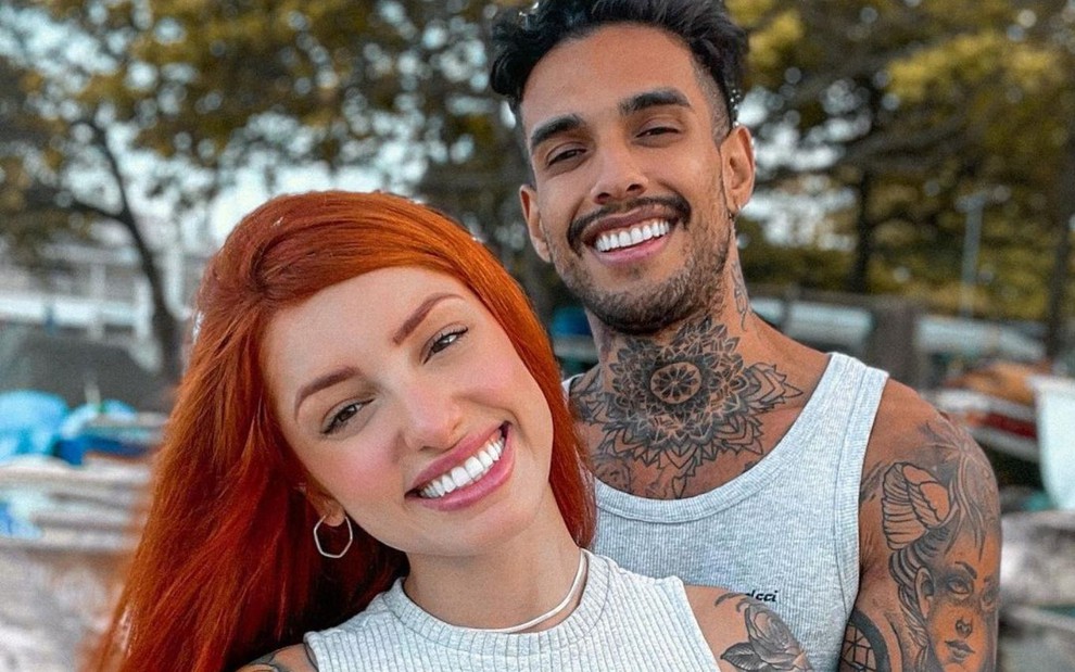 Foto do casal Brenda Paixão (à esq.) e Matheus Sampaio sorrindo abraçado em registro publicado no Instagram