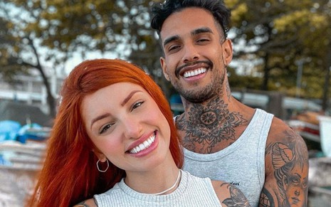 Foto do casal Brenda Paixão (à esq.) e Matheus Sampaio sorrindo abraçado em registro publicado no Instagram